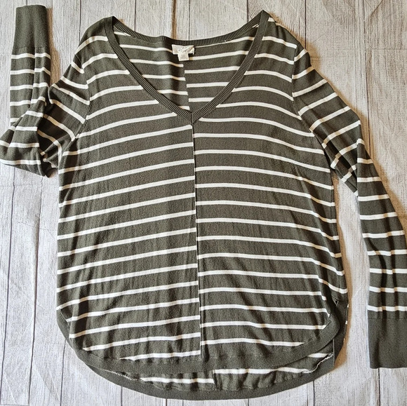 Caslon •Size Medium• V-neck Striped Olive Green Lightweight Top w/ Rounded Hem - Picture 1 of 8